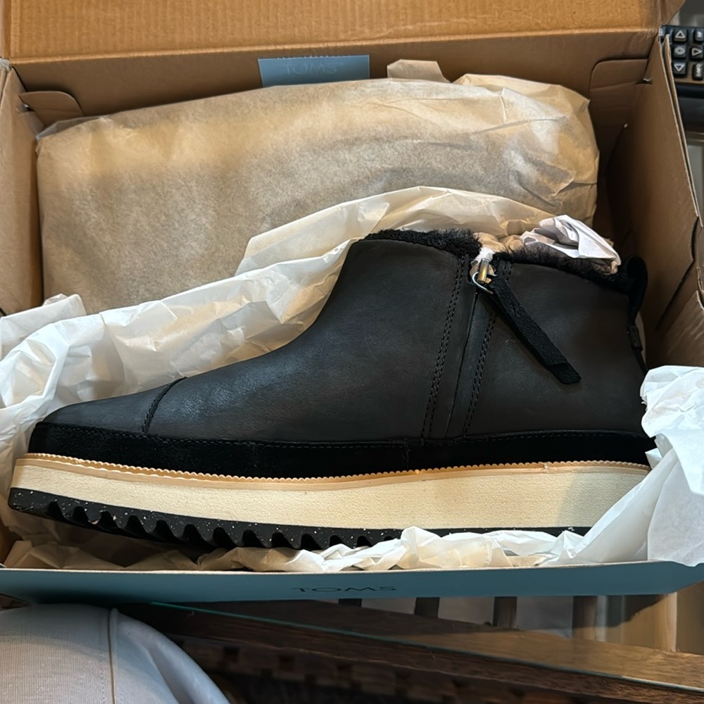 TOMS black fur lined boots NWT